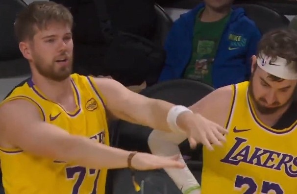 攒劲的节目！湖人主场观众席惊现山寨版东契奇&amp;蒂米 假东子秀热舞